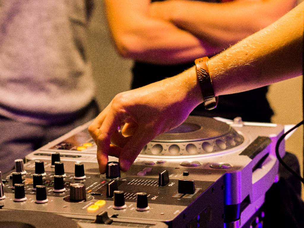 Bedrijfsuitje - DJ Workshop - Pub Quiz